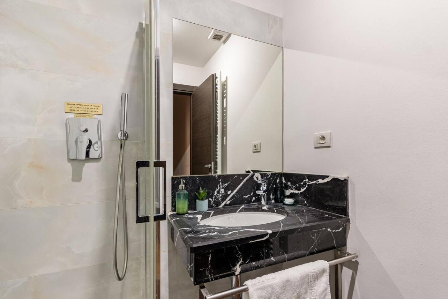 Appartement Place Of Grace - 50 Meters From Dancing House *